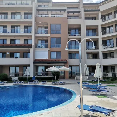 Apartment в бийч на първа линия с директен достъп до плажа! *