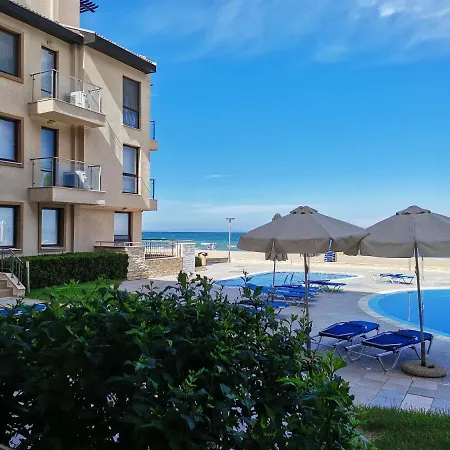 Apartment в бийч на първа линия с директен достъп до плажа! Obzor